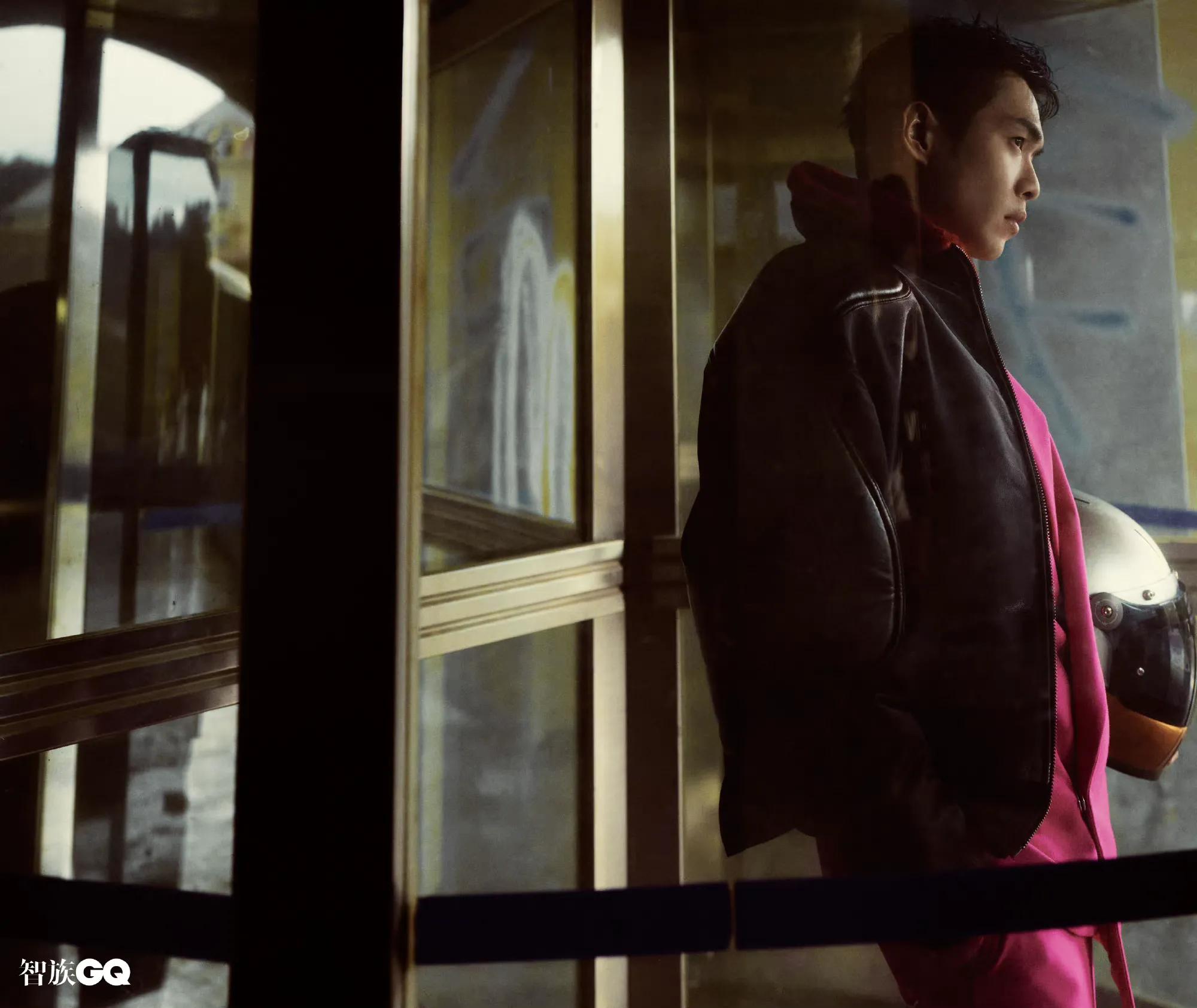 时尚｜张若昀登《智族GQ》七月刊封面，演绎西部大片解锁新刊
