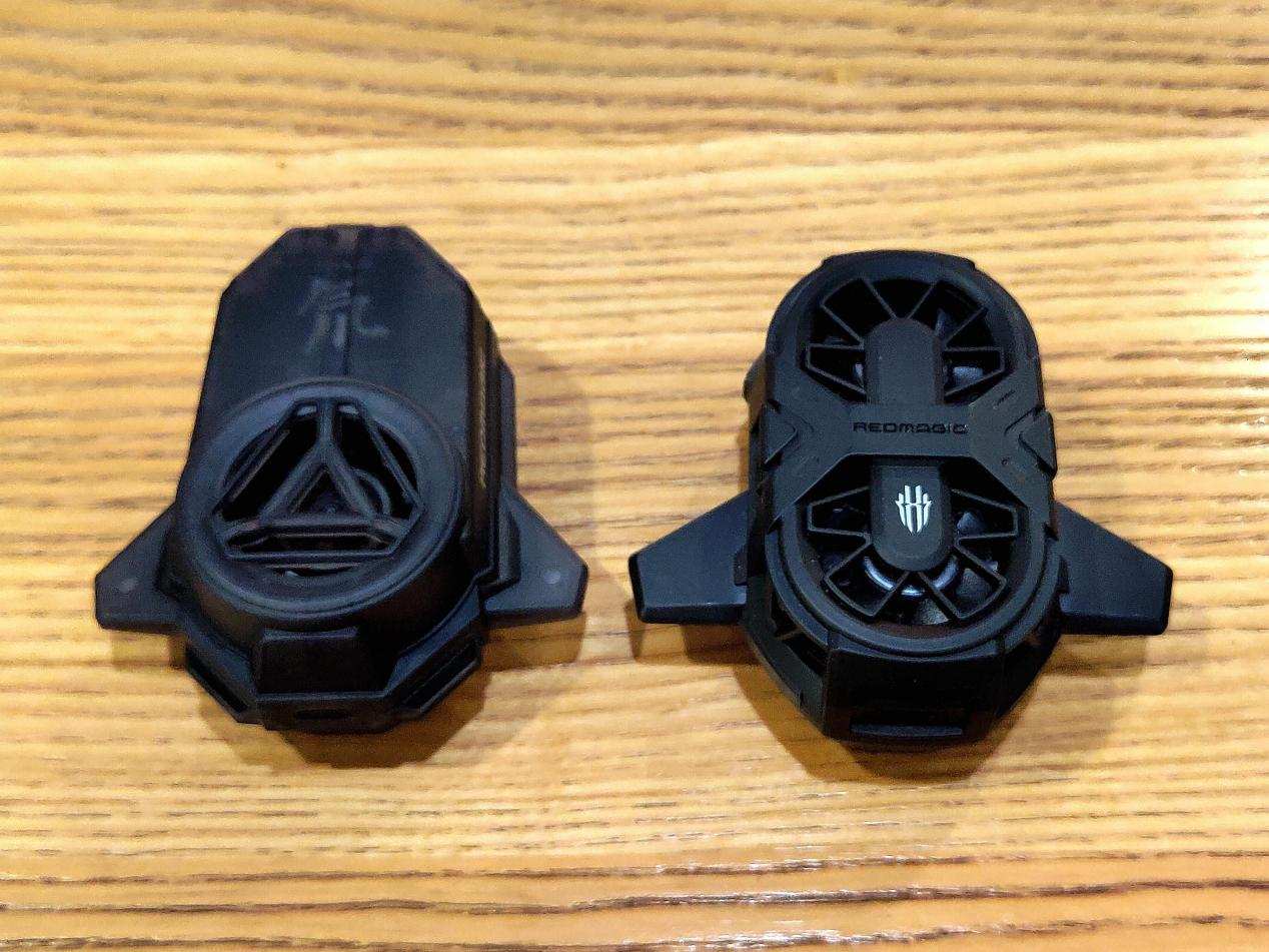 新旧两款对比，新红魔涡轮散热背夹效果更冷、更酷炫