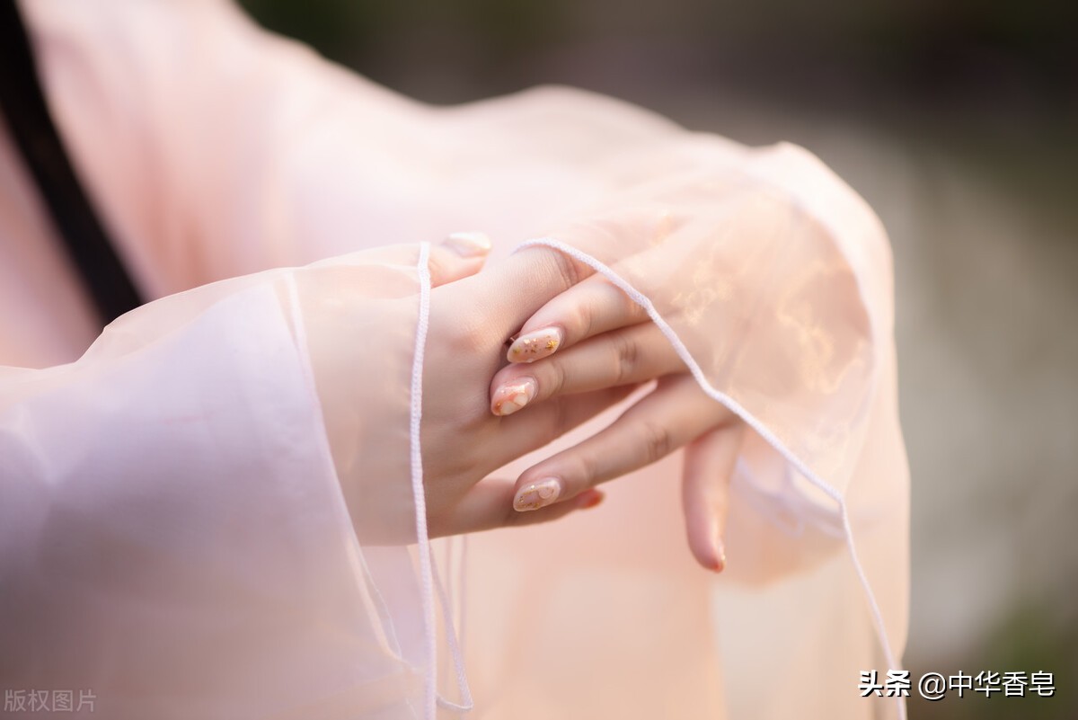 玫瑰纯露气息扑面而来，弥漫着轻纱似醉人幽香，清淡怡人天然纯净