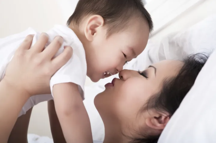 婴儿打嗝是怎么回事（宝宝总是打嗝，这不是吃饱了，出现以下几种情况家长一定要重视）