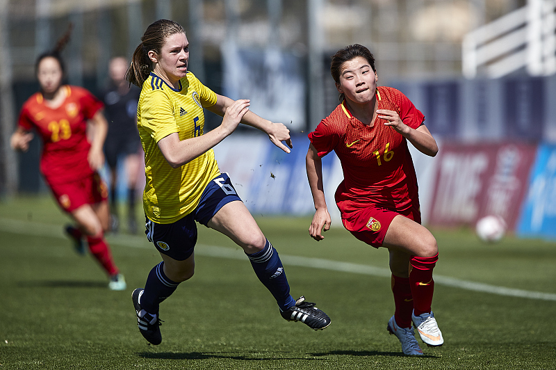 大巴黎女足2-0夏朗德苏瓦奥女足(1-2！6连败，杨淑慧立足法甲，无奈接近降级：19场10分，倒数第2)