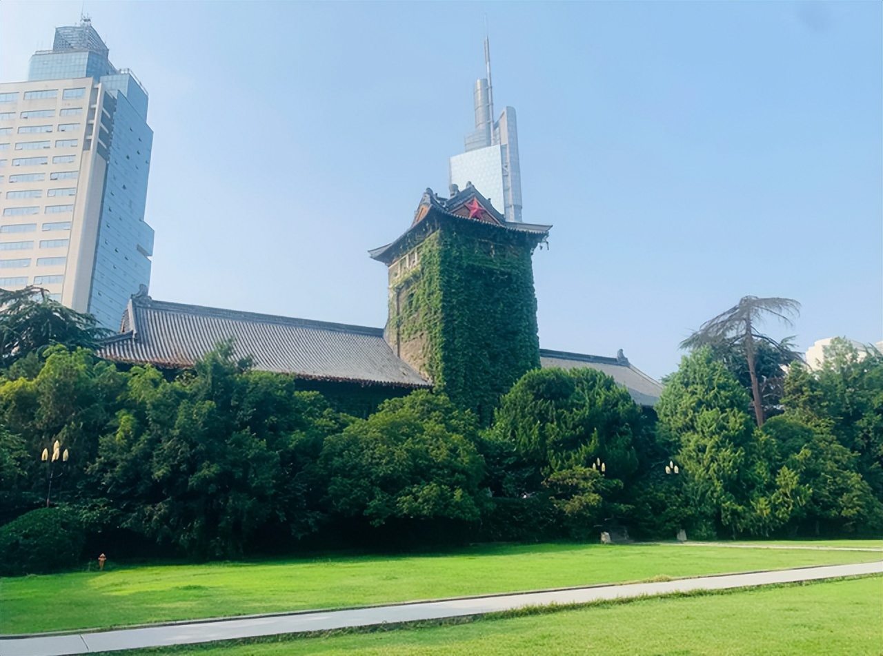 2022国内大学最新排名出炉，国科大挺进前三，中科大却沦为第八