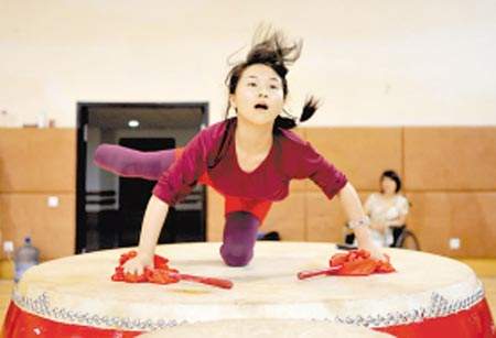 她在地震中失去双腿，6年后嫁华裔高学历老公，儿女双全成功逆袭