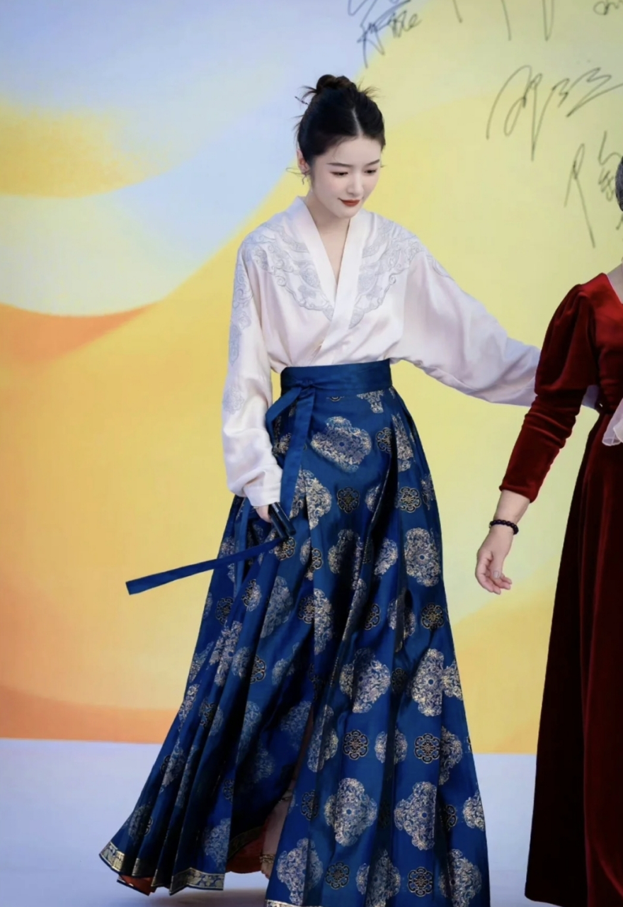 徐娇在微博上晒出了自己在海边拍摄的泳装**.