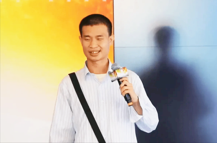 韦神高中上课照片流出，坐在讲台下闭目养神，老师都不敢轻易打扰