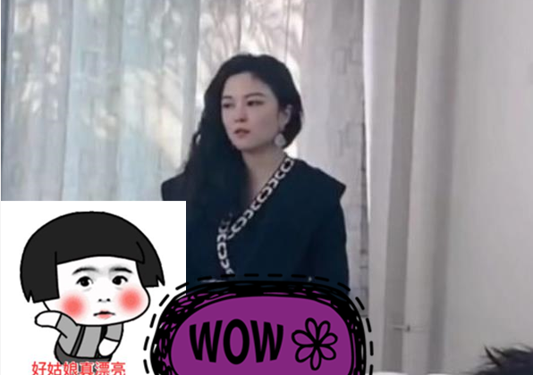 大学女教师因颜值高走红，好像行走的洋娃娃，大学生们争着来上课