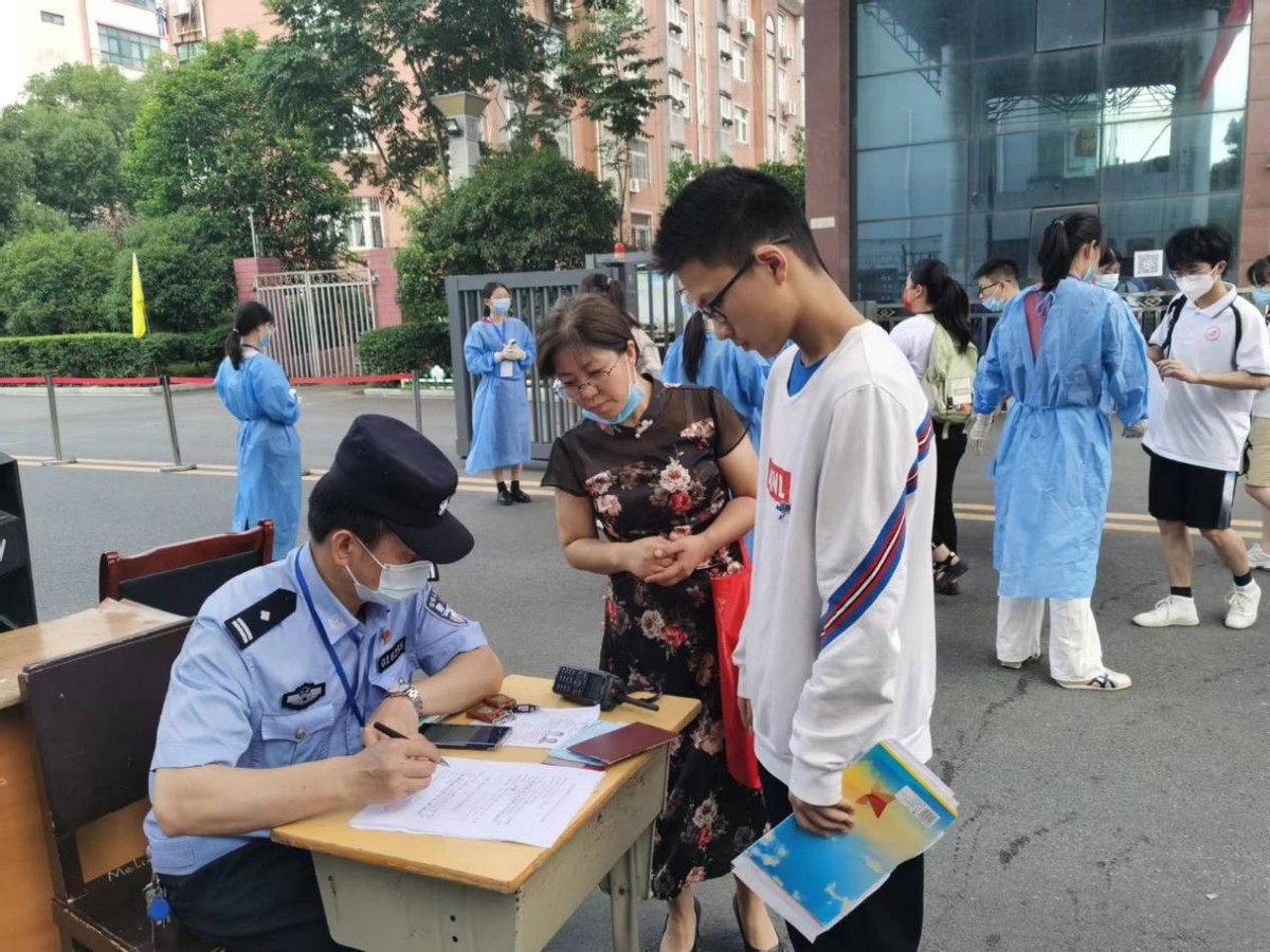“警”随高考 昌南公安为你护航！