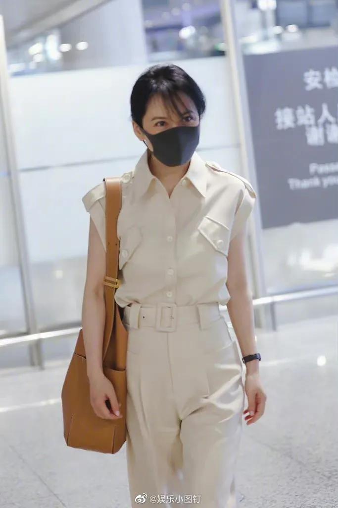 女神俞飞鸿～现身南京机场飞机她身穿白色工装连体裤造型知性帅气