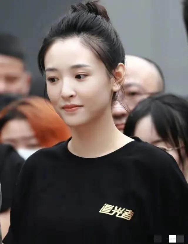 女星吴倩近照曝光，离婚后的吴倩颜值重回巅峰，状态似少女