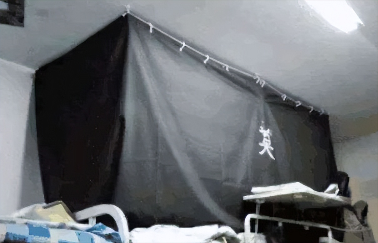 大学生宿舍装修火了，风格不接地气接“地府”，查寝老师表示无语