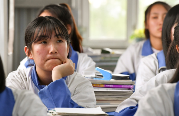 湖北一高中被学生投诉，理由是学校放假太少，官方的回复太暖了