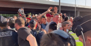 欧冠为什么没有观众（面临安全隐患！数百名球迷无票擅闯欧冠决赛现场）-趣拿体育