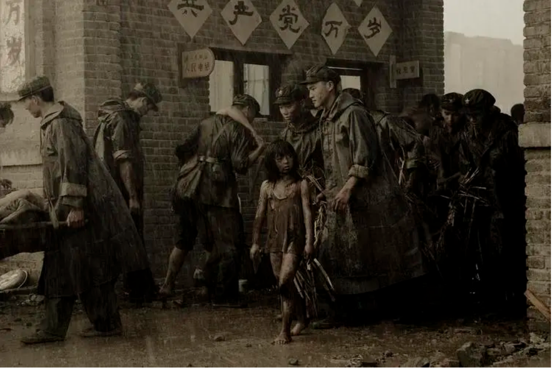 神秘的群演、张子枫的演技、冯导的卑微，成就了这部电影