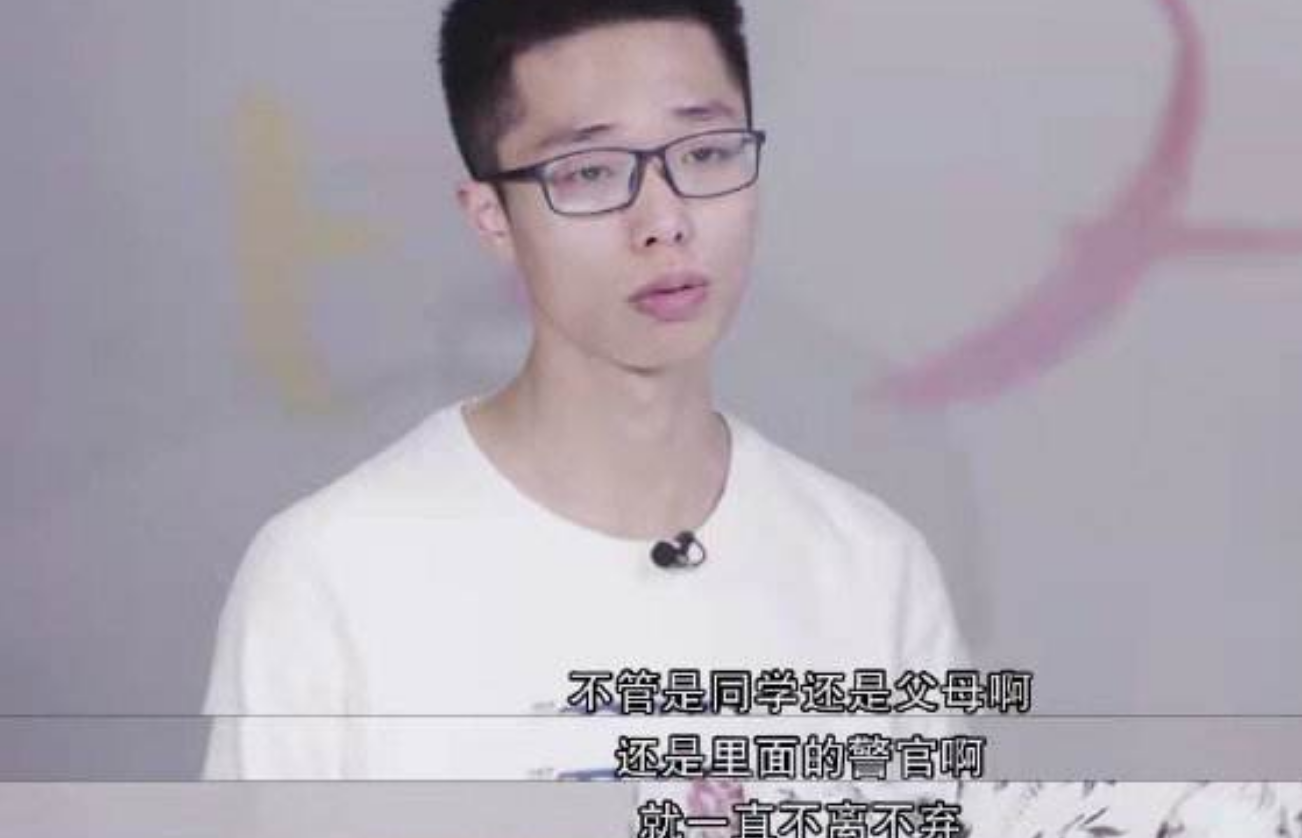 2020年，刺死霸凌者的15岁陈泗翰出狱，出狱前提出：别牵扯班主任