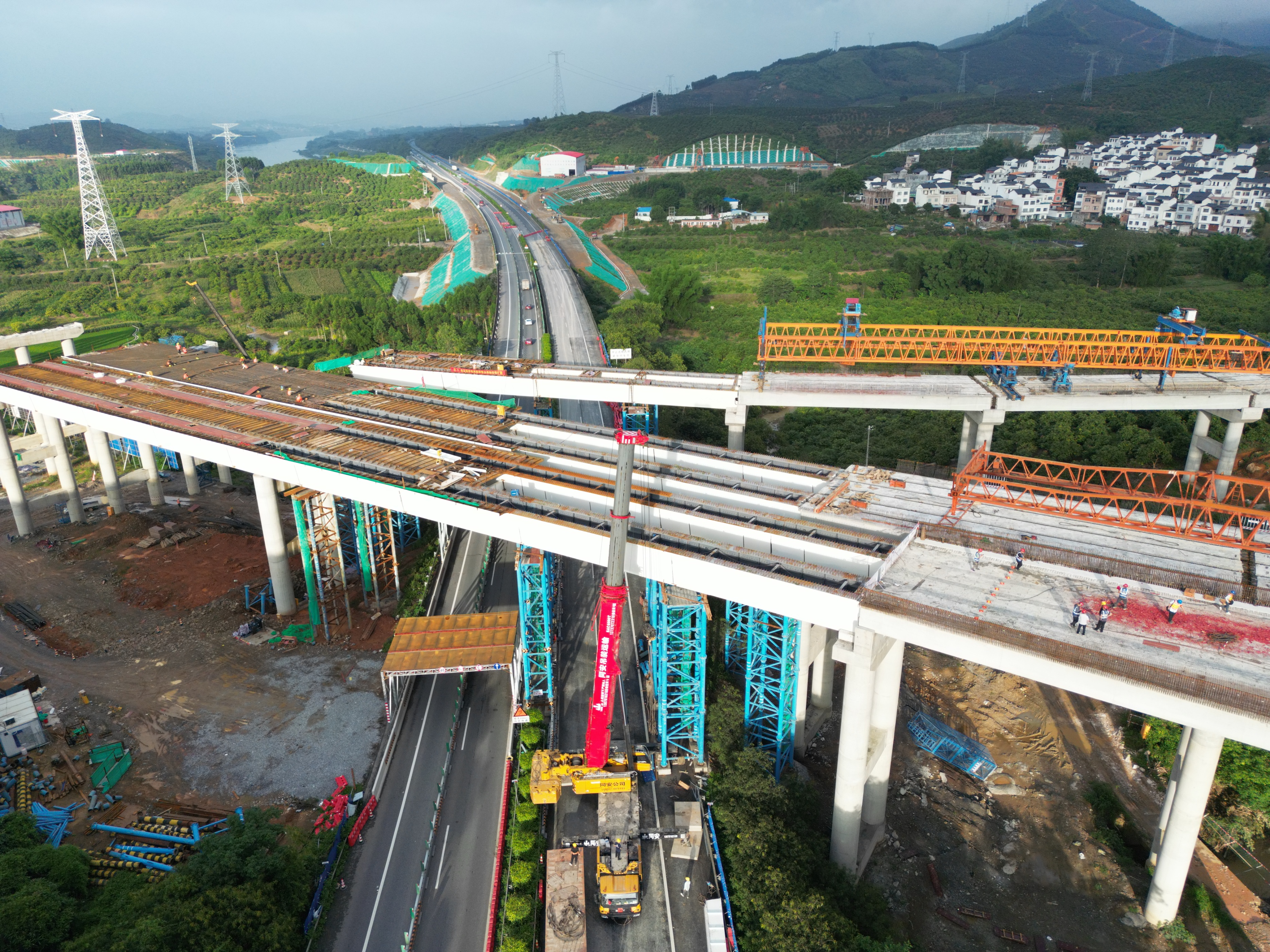 广西巴田高速公路3标田东枢纽互通主线跨线桥钢箱梁全幅合龙