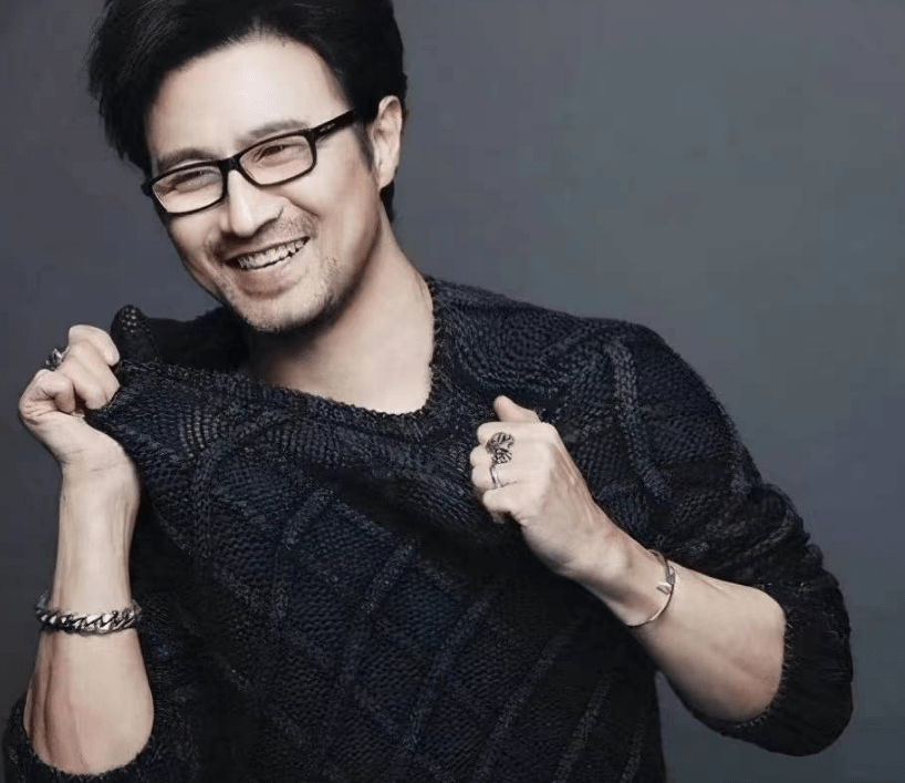 于是汪峰也注意到了这一个草根组合.