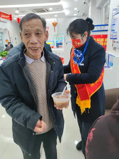 飘香腊八粥，浓浓港湾情——建行无锡分行开展腊八节港湾赠粥活动