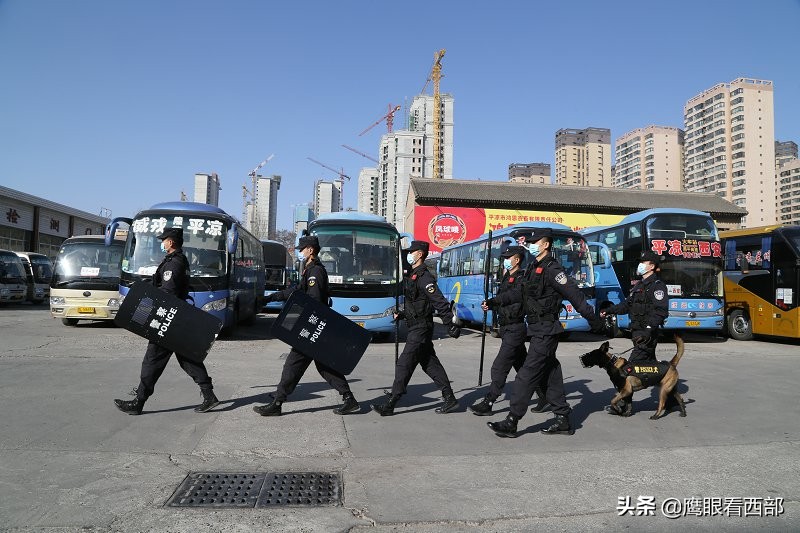 「摄影报道」甘肃平凉：特巡警车站巡逻护航春运