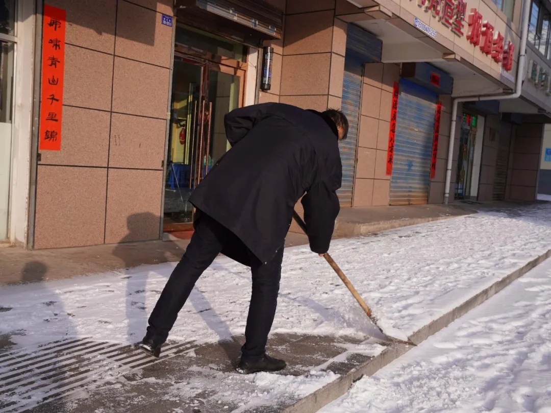 临潭：干部群众齐上阵 清扫积雪暖民心