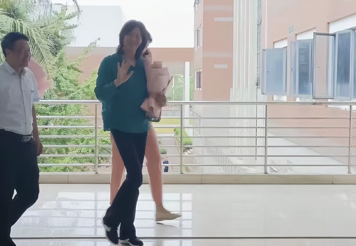 61岁郎平学校引围观！穿平底鞋比男生高一截，一双筷子腿十分抢镜