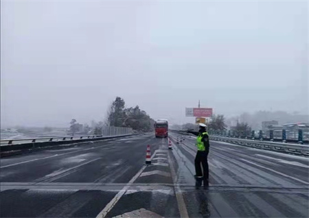 昆明在下雪！22条道路已封闭，多条高速交通管制