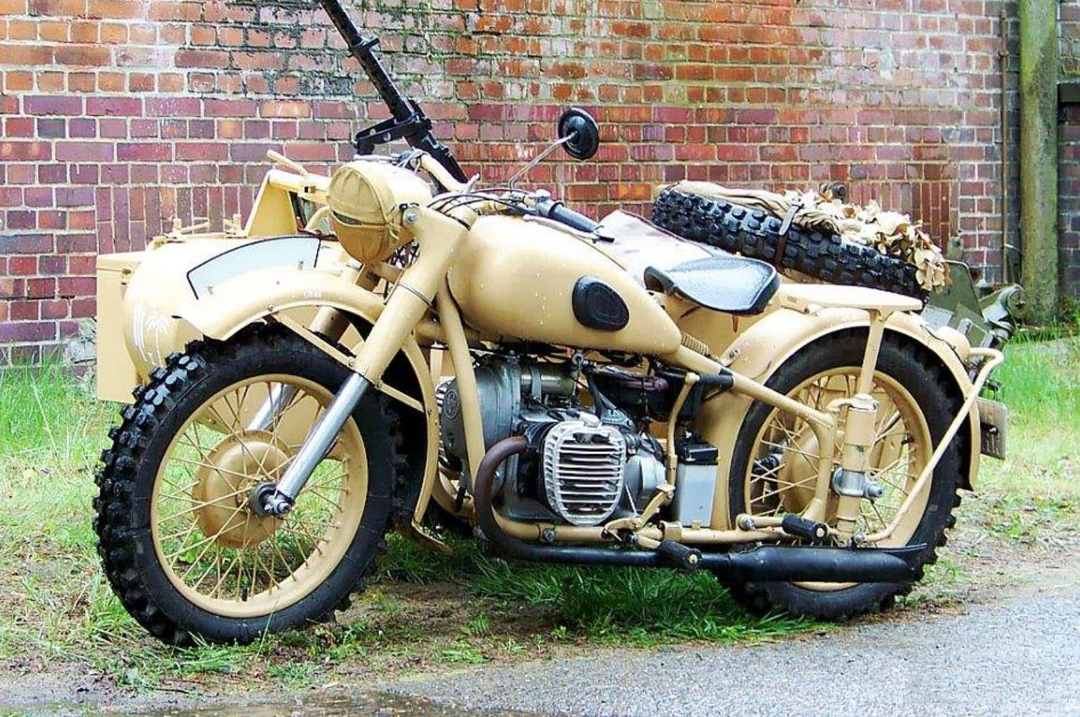 在1937年11月研发,在30年代末期进行装备,这种摩托车的设计也是为闪电