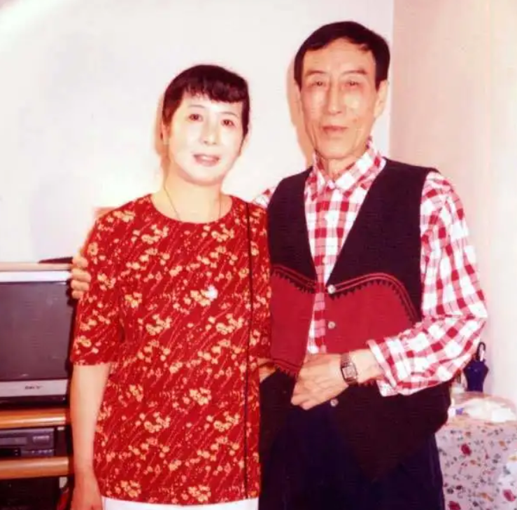 著名演员梁音：丧偶陷入悲痛，77岁时女儿撮合他与影迷再婚