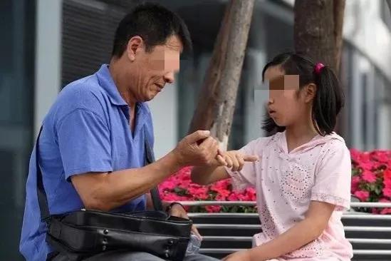 30年前我妈出轨，我爸带着我和弟弟讨生活，孤独一辈子也没有再婚