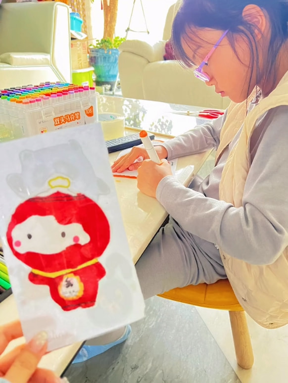 李小璐携女儿助力冬奥会，9岁甜馨手绘冰墩墩雪容融，真心灵手巧