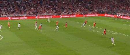 巴塞罗那vs拜仁慕尼黑（欧冠-卢卡斯萨内建功 莱万面对旧主失良机 拜仁2-0力克巴萨两战全胜）