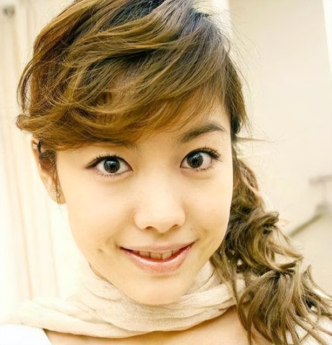 杨可涵 27岁2005年的综艺节目《我爱黑涩会》,汇