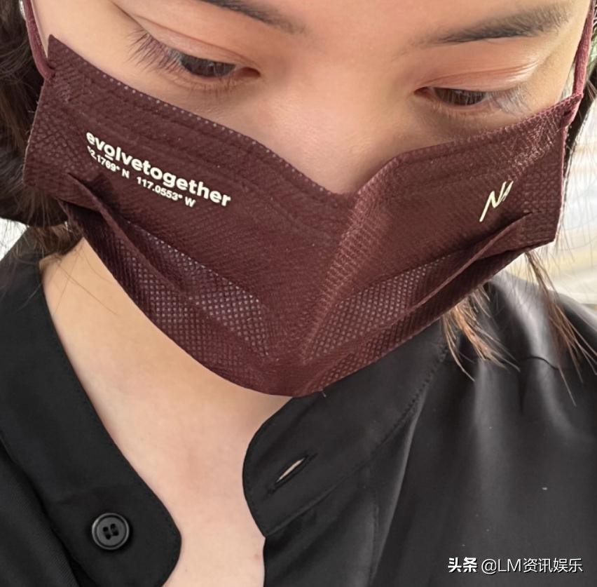 欧阳娜娜随手拍：丸子头，夕阳下的造型，好温柔