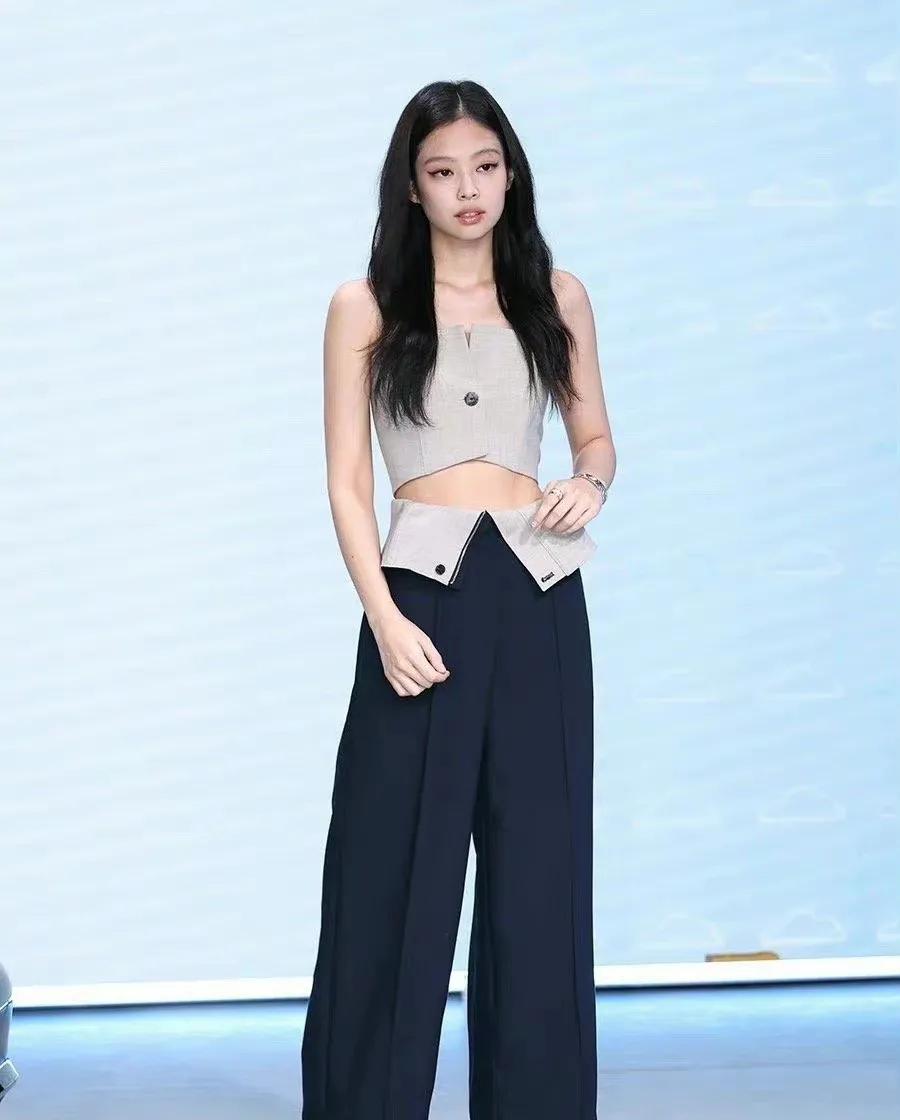 金智妮的身材比例真棒,穿抹胸配高腰裤气场十足,又美又酷