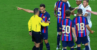 皇马巴萨打架视频（皇马巨星遭巴萨3连铲，20人冲突！吕迪格要干架，场面混乱）