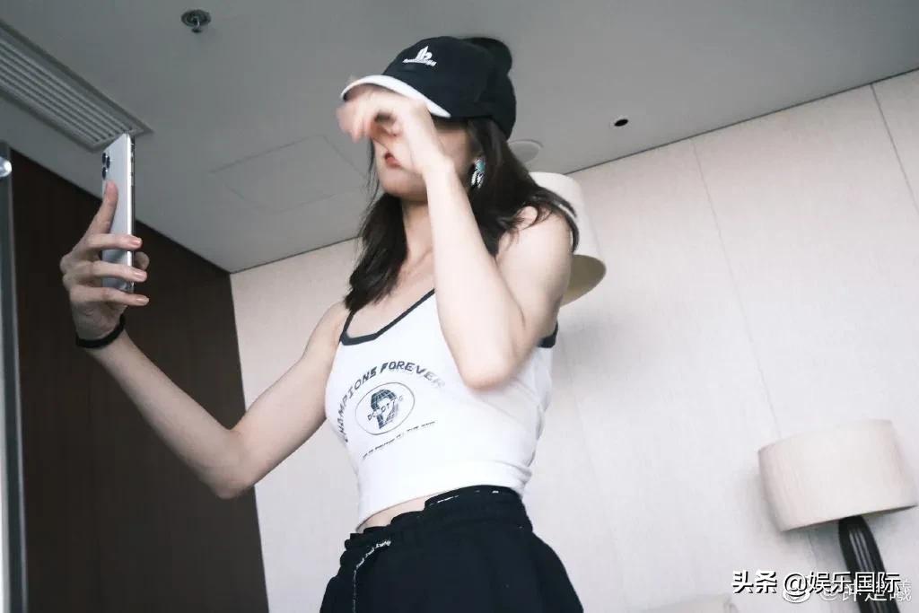 钟楚曦穿运动套装出镜 健美身材线条好流畅