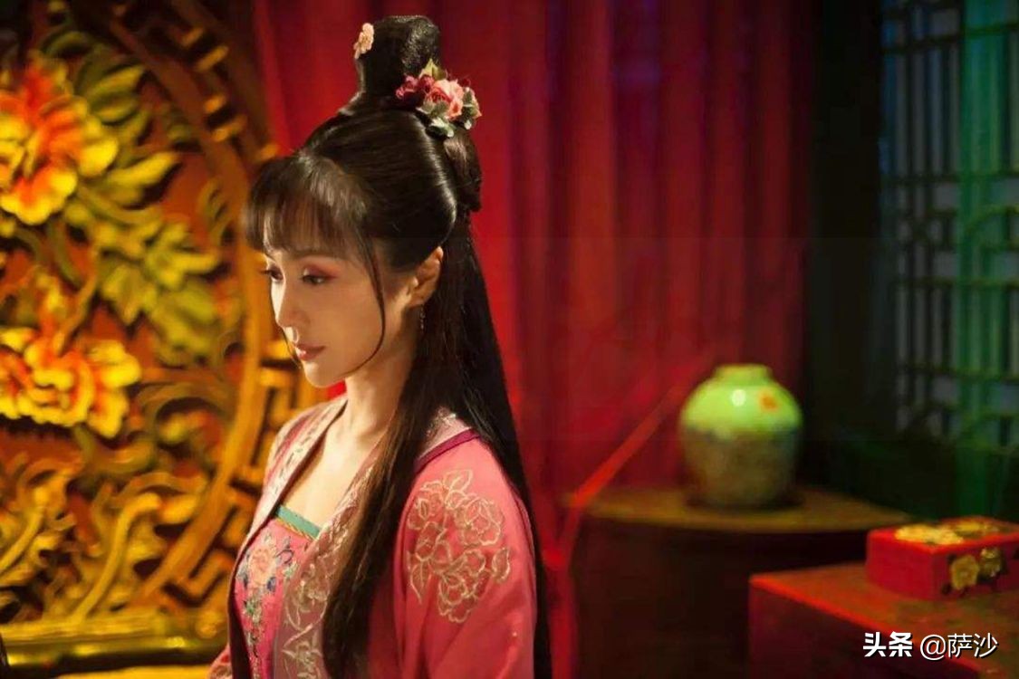 正常来说,家里的女仆都是用来做事的,存在美女的可能性较低,五官端正