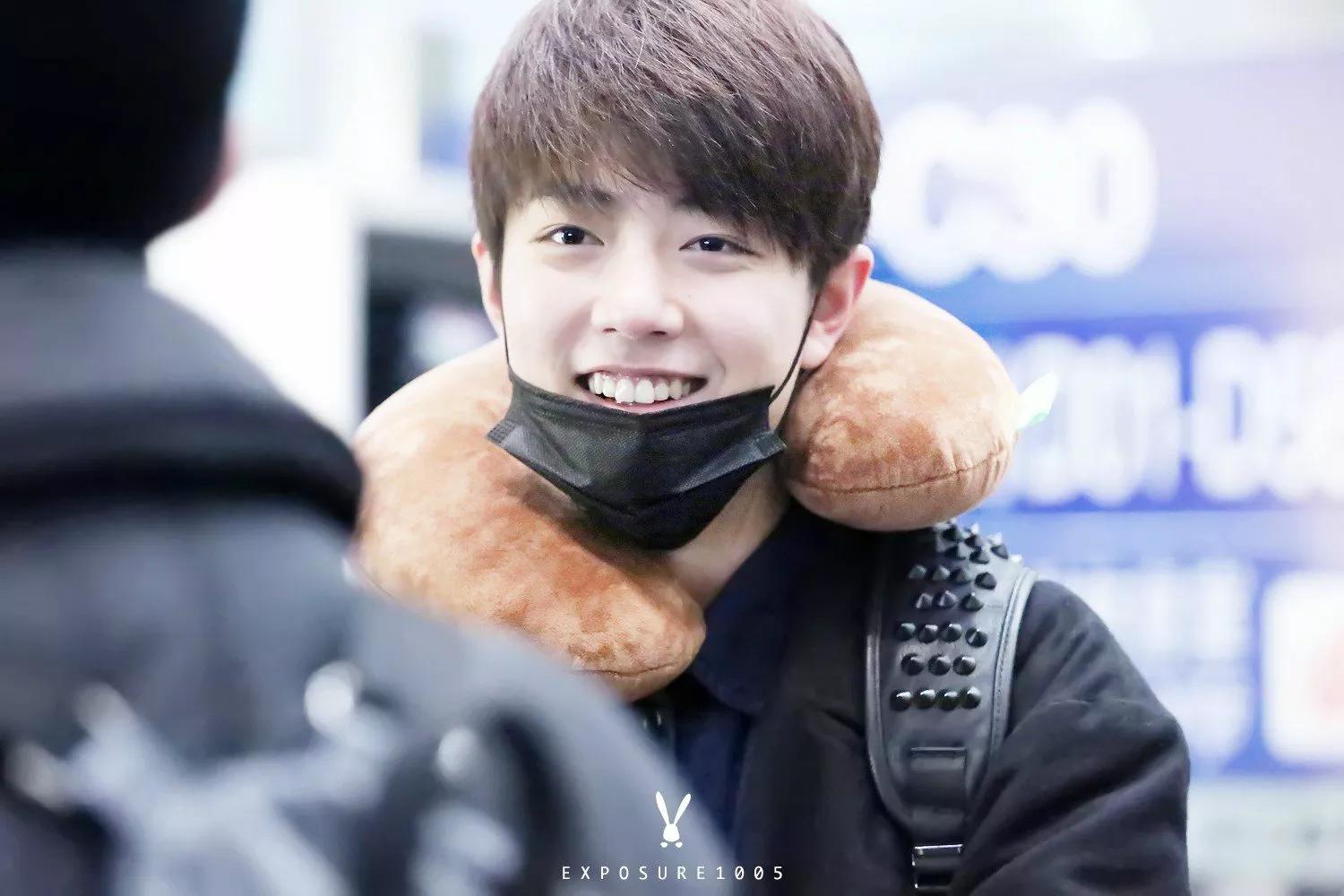 2015年,肖战进入娱乐圈的第一次机场,和跨年演唱会,发布会