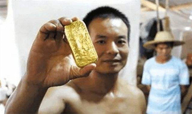 中国“上林帮”非洲淘金：日收入10万元，常备200克金子保命