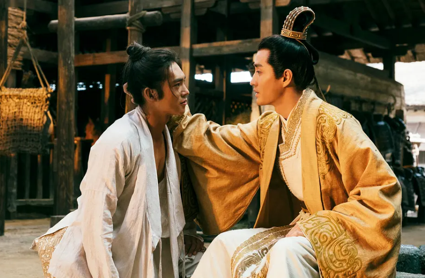 二是强化了伯邑考和弟弟姬发之间的互动戏份,他对弟弟的关心爱护体现