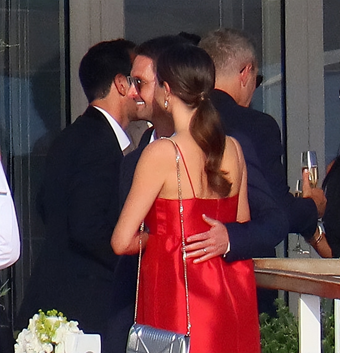 39岁米兰达·可儿或怀四胎，穿吊带裙腹部隆起，富豪丈夫极力呵护