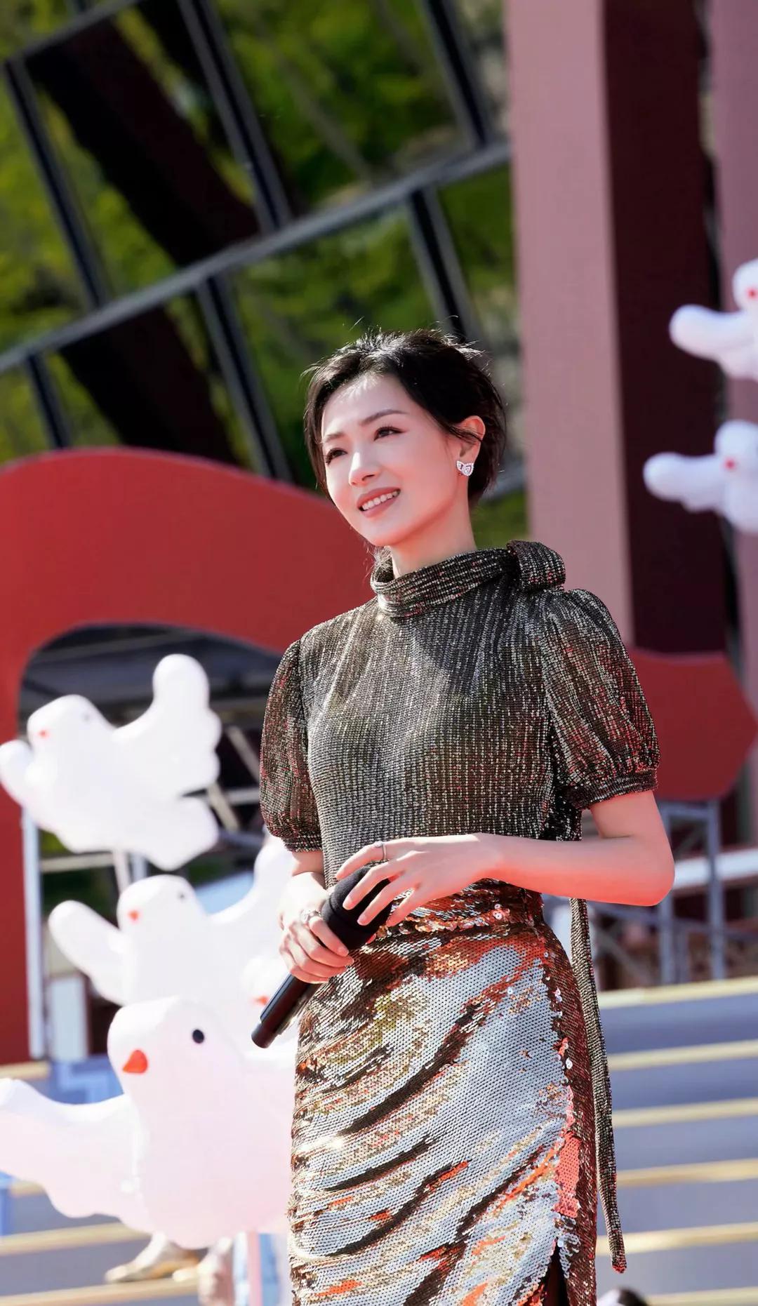 明星俏佳人：万茜最新各种穿搭，漂亮时尚，魅力无限