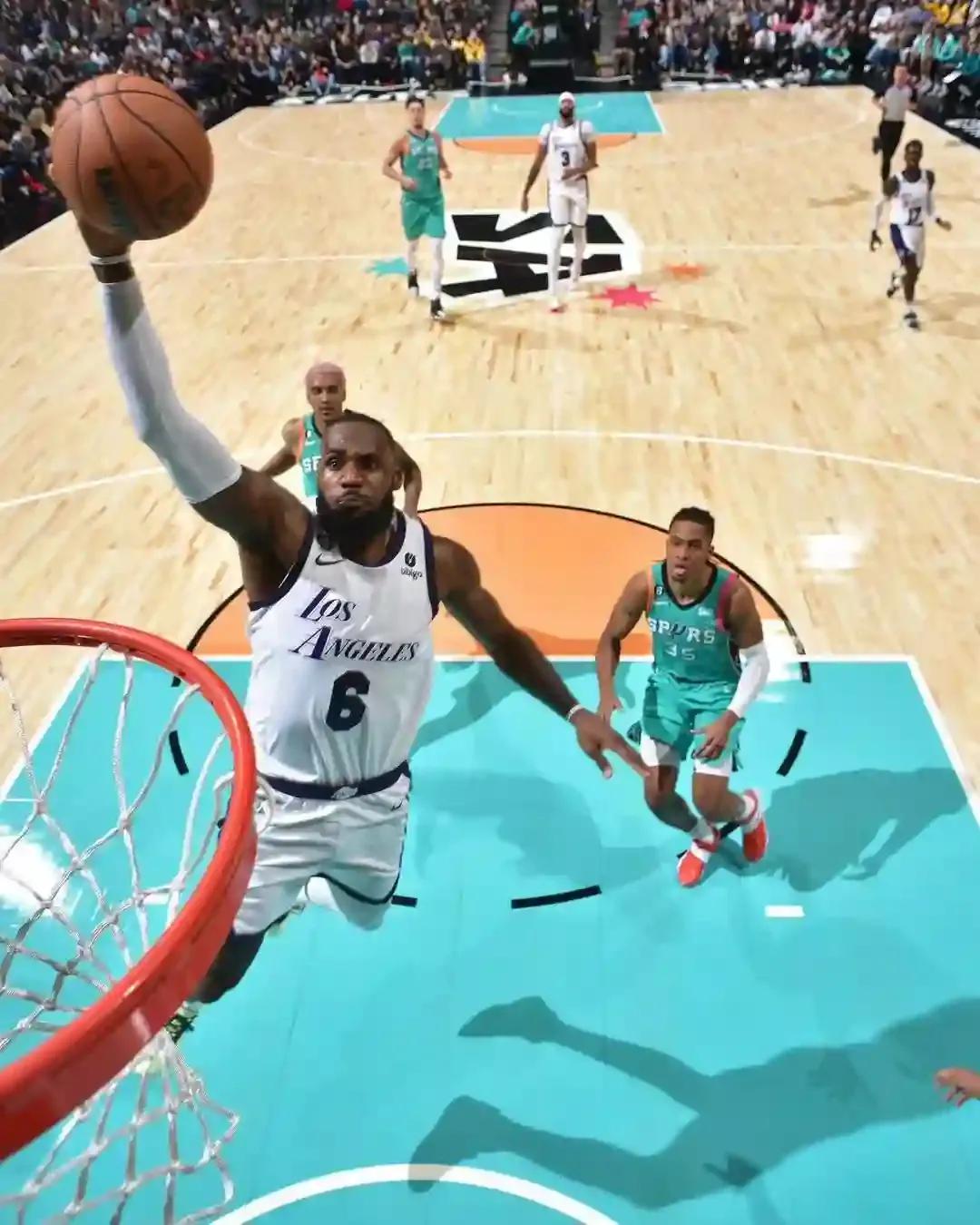 20年湖人常规赛数据（得分赛季新高湖人背靠背连胜马刺，持续记录更新老詹生涯数据）