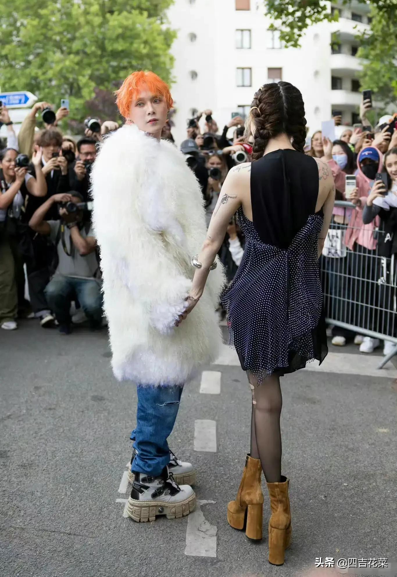 泫雅和男友出席巴黎时装周：一个像夏天，一个像冬天