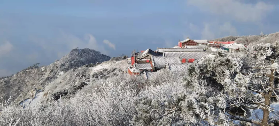 快看，刚拍的！雪后泰山，是山东海拔最高的琼楼仙阁