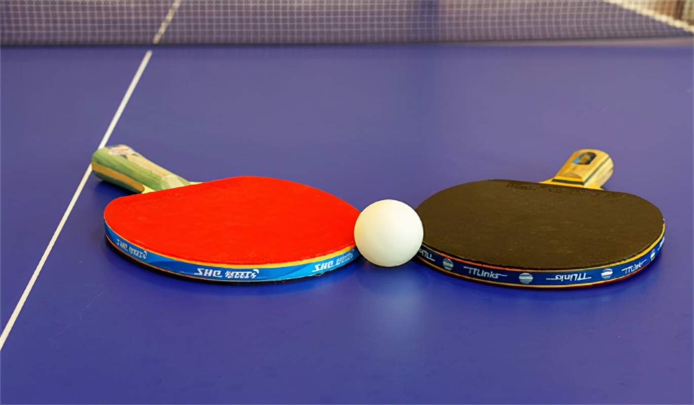 为什么乒乓球拍两面不一样(乒乓球拍为什么分黑红两面?有什么区别?