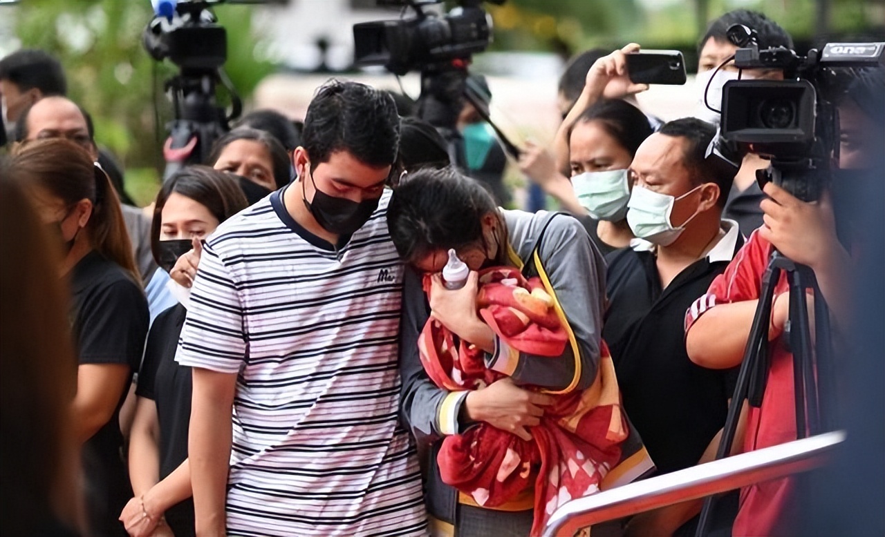 泰幼兒園屠殺慘案致38人死亡,政府卻在現場鋪紅毯讓家屬跪迎泰王