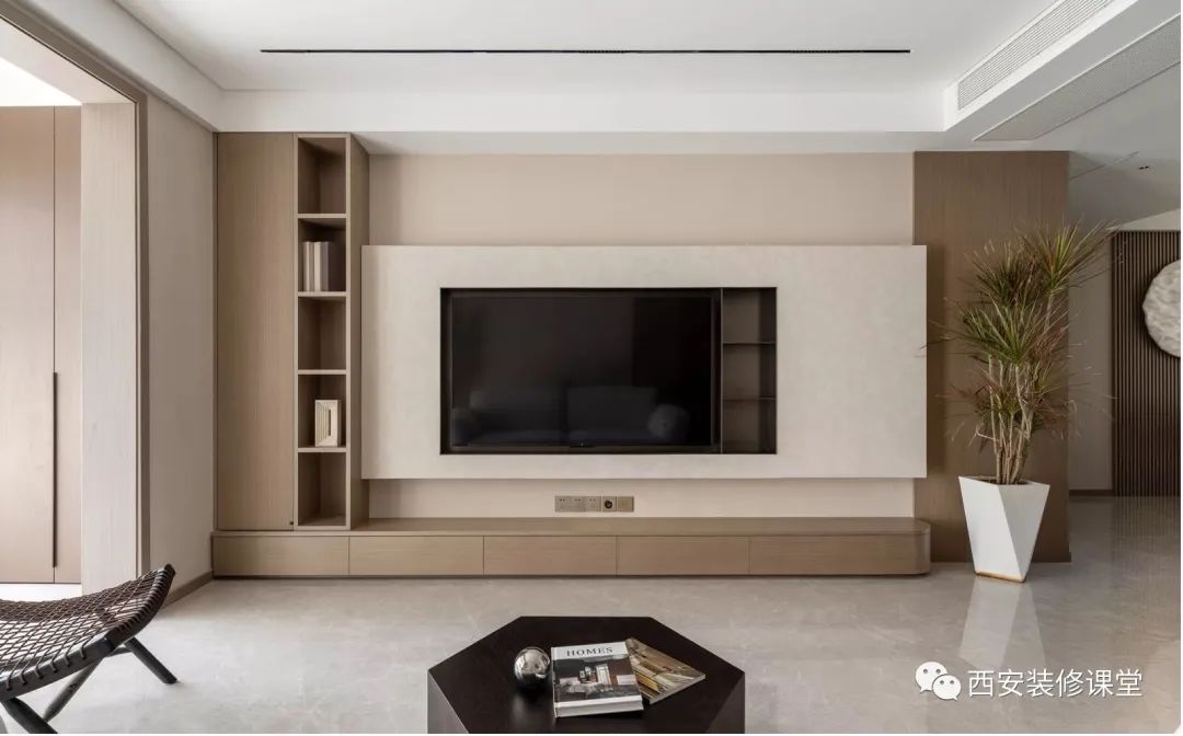 电视背景墙旁边装饰柜(电视墙想做满墙柜,怎么避免压抑?