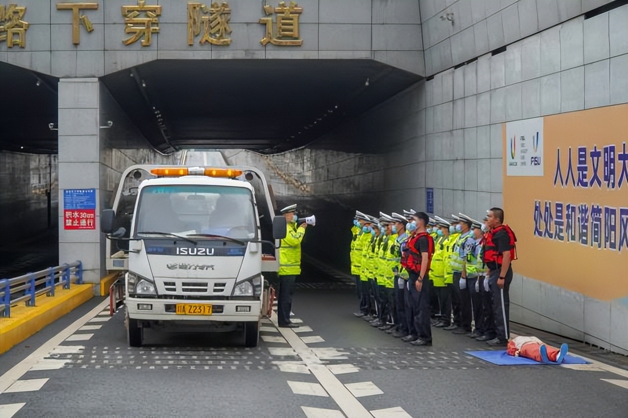 简阳公安交警以演促练以练为战确保汛期交通安全