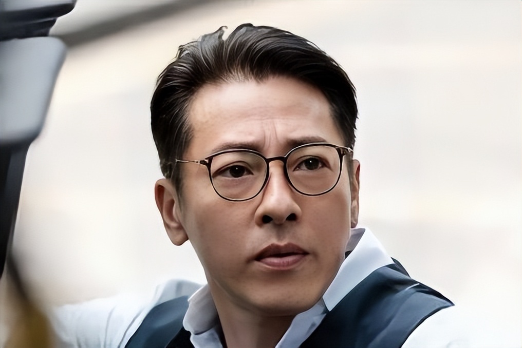 红得快，沉得也快，这7位“风光不再”的港星，如今有人露了原形