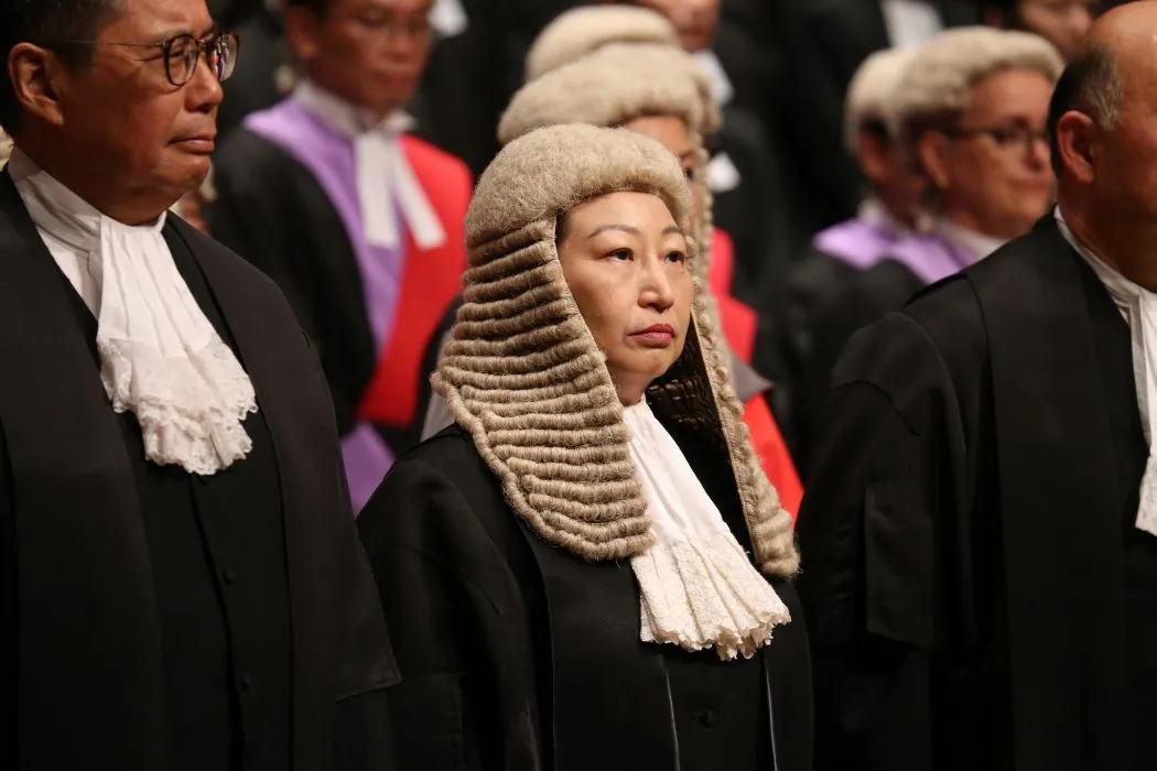 戴在香港头上的假发，是时候摘下了